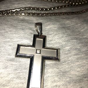 Necklace with pendant diamond center